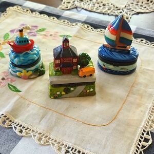 COLLECTION OF CERAMIC TRINKET HINGED BOXES